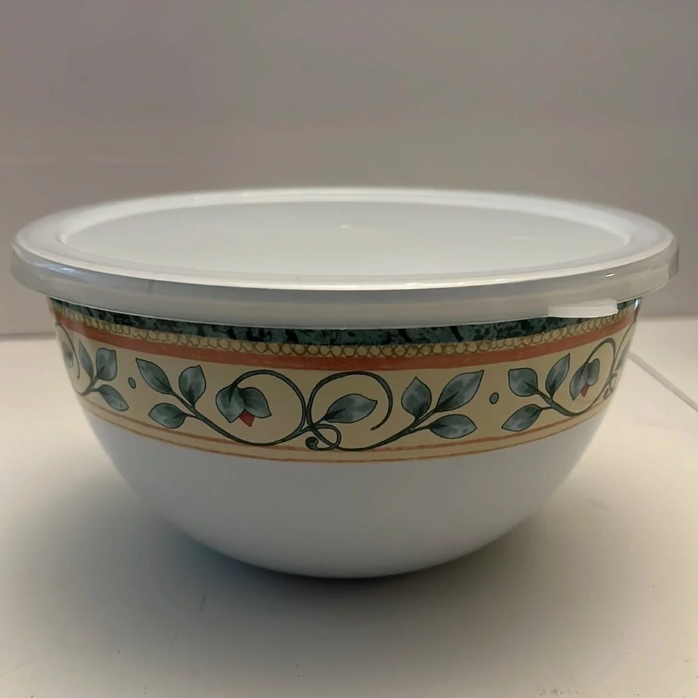 Pfaltzgraff French Quarter Enamel Covered Bowl
